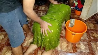 रसोई का काम कर रही नौकरानी को स्टैंड पर घोड़ी बनाकर चोदा XXX Maid Sex आवाज हिंदी में Video